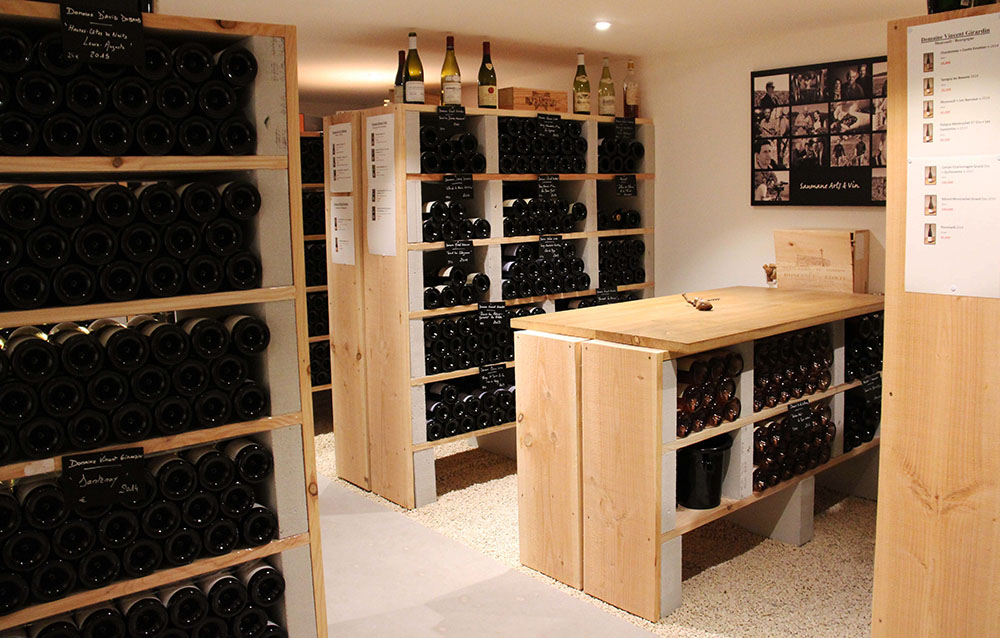 Cave arts et vin avec bouteilles dans casiers