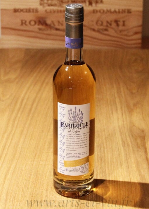 bouteille de Farigoule de Forcalquier Distilleries de Provence sur une table en bois
