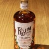 bouteille Rum Explorer Caribbean sur table en bois