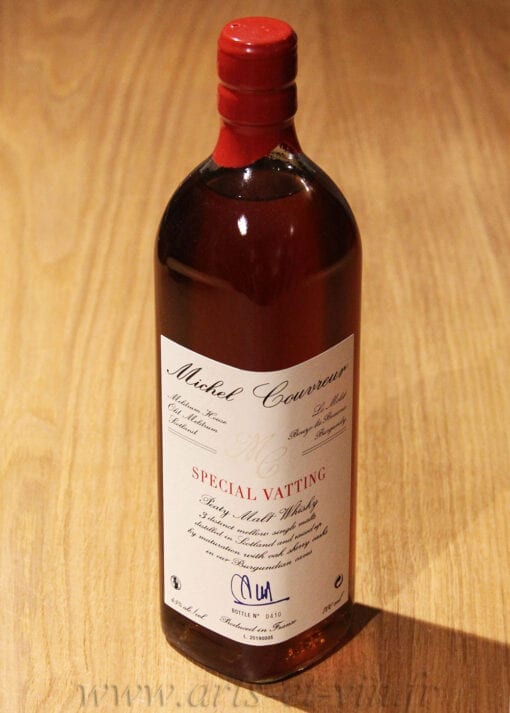bouteille de Special Vatting Malt Whisky Michel Couvreur sur une table en bois
