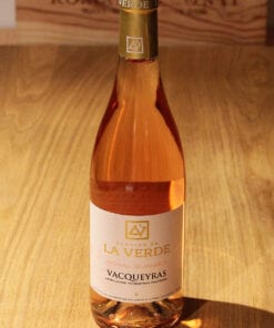 bouteille de Vacqueyras Rosé Royal Sunset Domaine de la Verde sur une table en bois