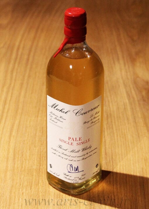 bouteille de Whisky Pale Single Single Michel Couvreur sur une table en bois