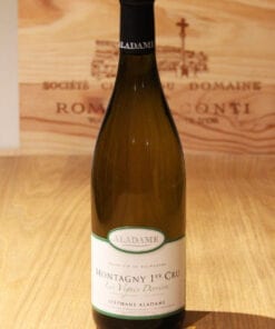 bouteille Montagny 1er Cru Les Vignes Derriere Aladame sur table en bois