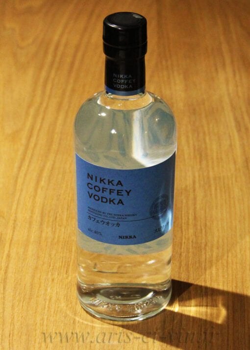 bouteille Vodka Nikka Coffey sur table en bois