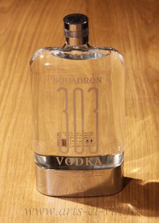 Vodka Squadron 303 Flask Original sur table en bois