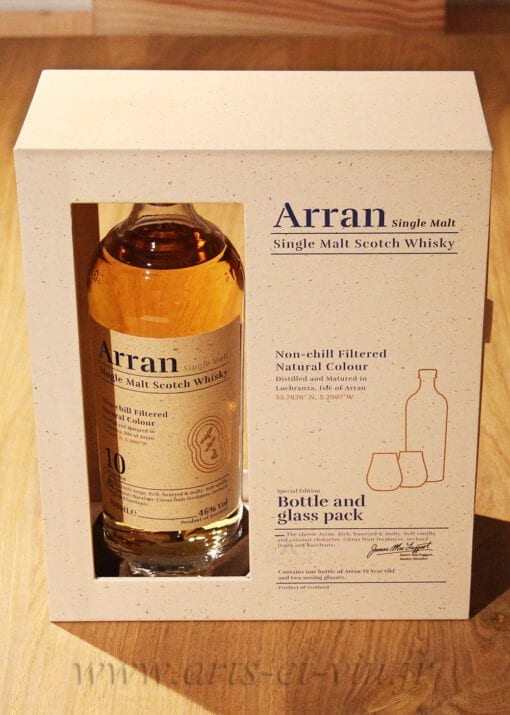 Whisky Arran 10 ans coffret 2 verres sur table en bois