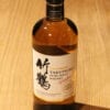 Bouteille Whisky Nikka Taketsuru sur table en bois