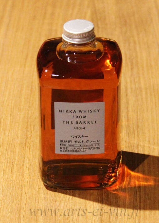 bouteille Whisky Nikka from the Barrel sur table en bois
