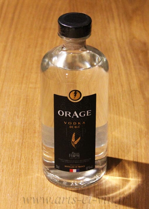 bouteille Vodka Orage Ferrroni sur table en bois